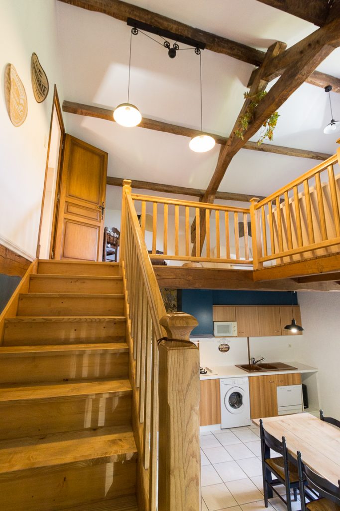 Escaliers montant à l'étage